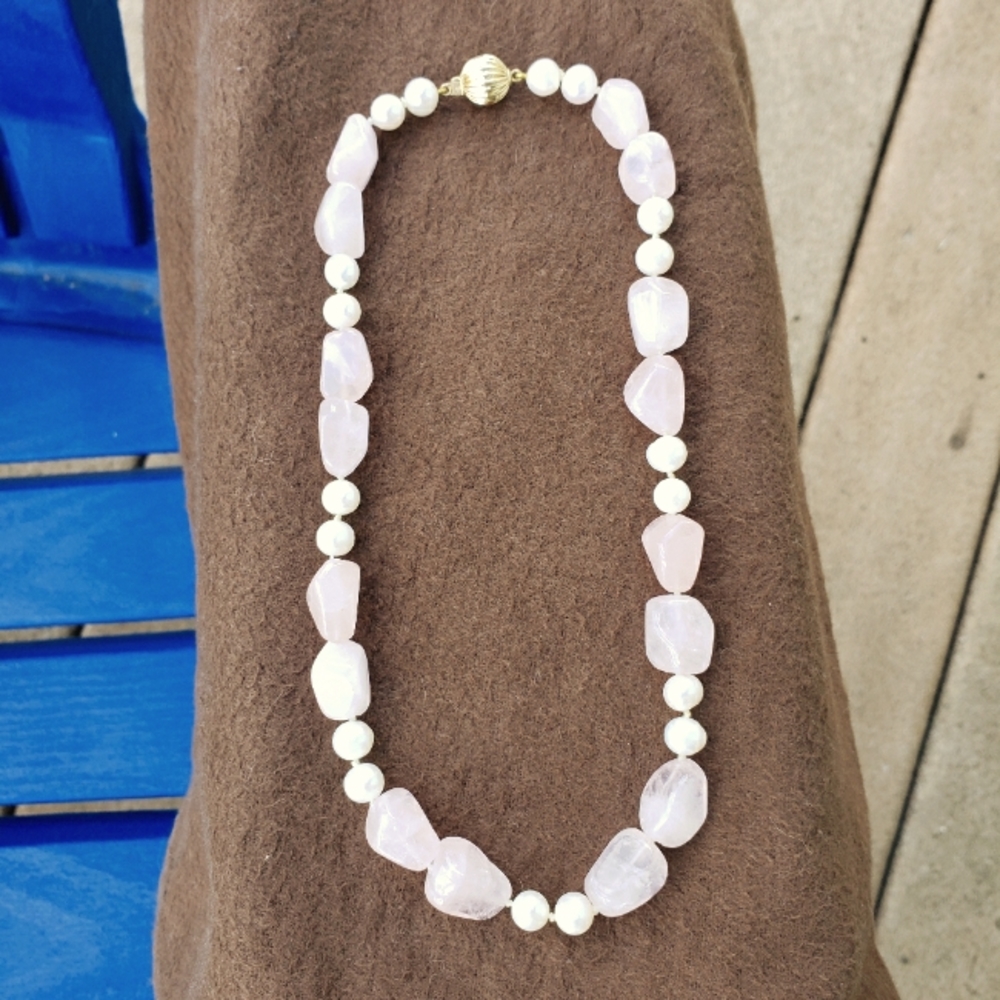 16" Rose quartz nuggets and pearls gold necklace